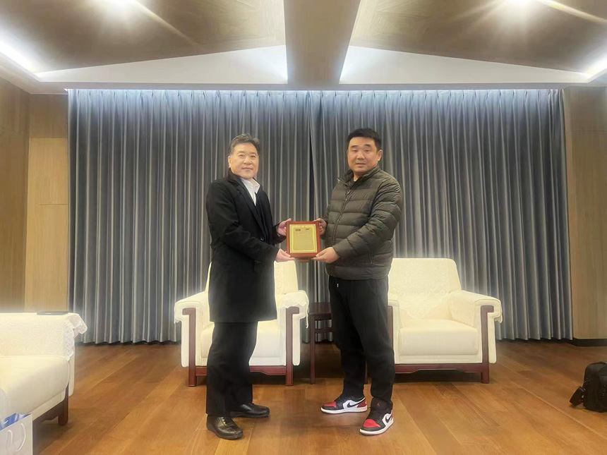 OTC海外事業部長，中國（guó）區董事長、副總、機器人部部長，營（yíng）業擔當親自頒獎